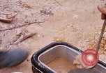 Immagine di I soldati di essere servito cibo durante il funzionamento normale di Somerset Il Vietnam, 1968, secondo 47 filmato di repertorio 65675026844