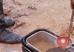 Immagine di I soldati di essere servito cibo durante il funzionamento normale di Somerset Il Vietnam, 1968, secondo 50 filmato di repertorio 65675026844