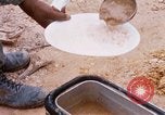 Immagine di I soldati di essere servito cibo durante il funzionamento normale di Somerset Il Vietnam, 1968, secondo 51 filmato di repertorio 65675026844