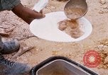 Immagine di I soldati di essere servito cibo durante il funzionamento normale di Somerset Il Vietnam, 1968, secondo 52 filmato di repertorio 65675026844