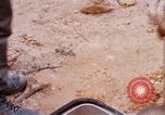 Immagine di I soldati di essere servito cibo durante il funzionamento normale di Somerset Il Vietnam, 1968, secondo 53 filmato di repertorio 65675026844