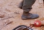 Immagine di I soldati di essere servito cibo durante il funzionamento normale di Somerset Il Vietnam, 1968, secondo 54 filmato di repertorio 65675026844