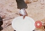 Immagine di I soldati di essere servito cibo durante il funzionamento normale di Somerset Il Vietnam, 1968, secondo 58 filmato di repertorio 65675026844