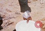 Immagine di I soldati di essere servito cibo durante il funzionamento normale di Somerset Il Vietnam, 1968, secondo 59 filmato di repertorio 65675026844