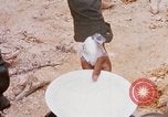 Immagine di I soldati di essere servito cibo durante il funzionamento normale di Somerset Il Vietnam, 1968, secondo 60 filmato di repertorio 65675026844