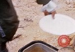 Immagine di I soldati di essere servito cibo durante il funzionamento normale di Somerset Il Vietnam, 1968, secondo 61 filmato di repertorio 65675026844