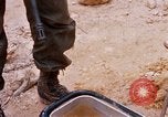 Immagine di I soldati di essere servito cibo durante il funzionamento normale di Somerset Il Vietnam, 1968, secondo 62 filmato di repertorio 65675026844