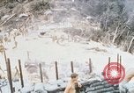 Standbild US-Soldaten laden Haubitzen und Hubschrauber während Betrieb Somerset Vietnam, 1968, aus Sekunde 1 historischem Filmmaterial Videoclip 65675026850