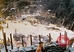 Standbild US-Soldaten laden Haubitzen und Hubschrauber während Betrieb Somerset Vietnam, 1968, aus Sekunde 3 historischem Filmmaterial Videoclip 65675026850