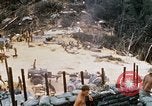 Standbild US-Soldaten laden Haubitzen und Hubschrauber während Betrieb Somerset Vietnam, 1968, aus Sekunde 4 historischem Filmmaterial Videoclip 65675026850