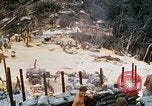 Standbild US-Soldaten laden Haubitzen und Hubschrauber während Betrieb Somerset Vietnam, 1968, aus Sekunde 5 historischem Filmmaterial Videoclip 65675026850