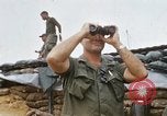 Standbild US-Soldaten laden Haubitzen und Hubschrauber während Betrieb Somerset Vietnam, 1968, aus Sekunde 8 historischem Filmmaterial Videoclip 65675026850