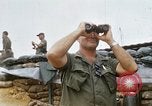 Standbild US-Soldaten laden Haubitzen und Hubschrauber während Betrieb Somerset Vietnam, 1968, aus Sekunde 9 historischem Filmmaterial Videoclip 65675026850