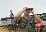 Standbild US-Soldaten laden Haubitzen und Hubschrauber während Betrieb Somerset Vietnam, 1968, aus Sekunde 10 historischem Filmmaterial Videoclip 65675026850