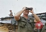 Standbild US-Soldaten laden Haubitzen und Hubschrauber während Betrieb Somerset Vietnam, 1968, aus Sekunde 11 historischem Filmmaterial Videoclip 65675026850