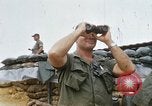 Standbild US-Soldaten laden Haubitzen und Hubschrauber während Betrieb Somerset Vietnam, 1968, aus Sekunde 12 historischem Filmmaterial Videoclip 65675026850