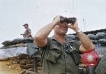 Standbild US-Soldaten laden Haubitzen und Hubschrauber während Betrieb Somerset Vietnam, 1968, aus Sekunde 13 historischem Filmmaterial Videoclip 65675026850