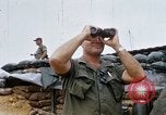 Standbild US-Soldaten laden Haubitzen und Hubschrauber während Betrieb Somerset Vietnam, 1968, aus Sekunde 14 historischem Filmmaterial Videoclip 65675026850