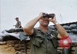 Standbild US-Soldaten laden Haubitzen und Hubschrauber während Betrieb Somerset Vietnam, 1968, aus Sekunde 15 historischem Filmmaterial Videoclip 65675026850