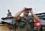 Standbild US-Soldaten laden Haubitzen und Hubschrauber während Betrieb Somerset Vietnam, 1968, aus Sekunde 16 historischem Filmmaterial Videoclip 65675026850