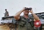 Standbild US-Soldaten laden Haubitzen und Hubschrauber während Betrieb Somerset Vietnam, 1968, aus Sekunde 17 historischem Filmmaterial Videoclip 65675026850