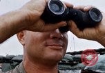 Standbild US-Soldaten laden Haubitzen und Hubschrauber während Betrieb Somerset Vietnam, 1968, aus Sekunde 18 historischem Filmmaterial Videoclip 65675026850