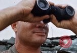 Standbild US-Soldaten laden Haubitzen und Hubschrauber während Betrieb Somerset Vietnam, 1968, aus Sekunde 19 historischem Filmmaterial Videoclip 65675026850