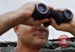 Standbild US-Soldaten laden Haubitzen und Hubschrauber während Betrieb Somerset Vietnam, 1968, aus Sekunde 21 historischem Filmmaterial Videoclip 65675026850
