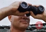 Standbild US-Soldaten laden Haubitzen und Hubschrauber während Betrieb Somerset Vietnam, 1968, aus Sekunde 22 historischem Filmmaterial Videoclip 65675026850