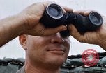 Standbild US-Soldaten laden Haubitzen und Hubschrauber während Betrieb Somerset Vietnam, 1968, aus Sekunde 24 historischem Filmmaterial Videoclip 65675026850