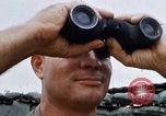 Standbild US-Soldaten laden Haubitzen und Hubschrauber während Betrieb Somerset Vietnam, 1968, aus Sekunde 25 historischem Filmmaterial Videoclip 65675026850
