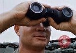 Standbild US-Soldaten laden Haubitzen und Hubschrauber während Betrieb Somerset Vietnam, 1968, aus Sekunde 26 historischem Filmmaterial Videoclip 65675026850