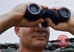 Standbild US-Soldaten laden Haubitzen und Hubschrauber während Betrieb Somerset Vietnam, 1968, aus Sekunde 27 historischem Filmmaterial Videoclip 65675026850