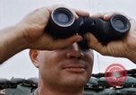 Standbild US-Soldaten laden Haubitzen und Hubschrauber während Betrieb Somerset Vietnam, 1968, aus Sekunde 28 historischem Filmmaterial Videoclip 65675026850