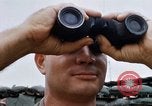 Standbild US-Soldaten laden Haubitzen und Hubschrauber während Betrieb Somerset Vietnam, 1968, aus Sekunde 29 historischem Filmmaterial Videoclip 65675026850