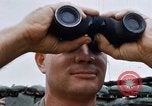 Standbild US-Soldaten laden Haubitzen und Hubschrauber während Betrieb Somerset Vietnam, 1968, aus Sekunde 30 historischem Filmmaterial Videoclip 65675026850