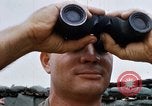 Standbild US-Soldaten laden Haubitzen und Hubschrauber während Betrieb Somerset Vietnam, 1968, aus Sekunde 31 historischem Filmmaterial Videoclip 65675026850