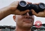 Standbild US-Soldaten laden Haubitzen und Hubschrauber während Betrieb Somerset Vietnam, 1968, aus Sekunde 32 historischem Filmmaterial Videoclip 65675026850