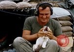 Standbild US-Soldaten laden Haubitzen und Hubschrauber während Betrieb Somerset Vietnam, 1968, aus Sekunde 33 historischem Filmmaterial Videoclip 65675026850