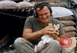 Standbild US-Soldaten laden Haubitzen und Hubschrauber während Betrieb Somerset Vietnam, 1968, aus Sekunde 34 historischem Filmmaterial Videoclip 65675026850