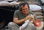 Standbild US-Soldaten laden Haubitzen und Hubschrauber während Betrieb Somerset Vietnam, 1968, aus Sekunde 35 historischem Filmmaterial Videoclip 65675026850