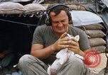 Standbild US-Soldaten laden Haubitzen und Hubschrauber während Betrieb Somerset Vietnam, 1968, aus Sekunde 36 historischem Filmmaterial Videoclip 65675026850