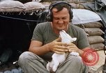 Standbild US-Soldaten laden Haubitzen und Hubschrauber während Betrieb Somerset Vietnam, 1968, aus Sekunde 37 historischem Filmmaterial Videoclip 65675026850
