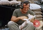 Standbild US-Soldaten laden Haubitzen und Hubschrauber während Betrieb Somerset Vietnam, 1968, aus Sekunde 38 historischem Filmmaterial Videoclip 65675026850