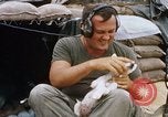 Standbild US-Soldaten laden Haubitzen und Hubschrauber während Betrieb Somerset Vietnam, 1968, aus Sekunde 39 historischem Filmmaterial Videoclip 65675026850