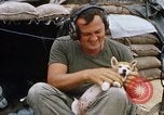 Standbild US-Soldaten laden Haubitzen und Hubschrauber während Betrieb Somerset Vietnam, 1968, aus Sekunde 40 historischem Filmmaterial Videoclip 65675026850