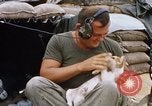 Standbild US-Soldaten laden Haubitzen und Hubschrauber während Betrieb Somerset Vietnam, 1968, aus Sekunde 41 historischem Filmmaterial Videoclip 65675026850