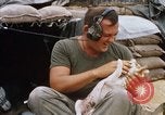 Standbild US-Soldaten laden Haubitzen und Hubschrauber während Betrieb Somerset Vietnam, 1968, aus Sekunde 42 historischem Filmmaterial Videoclip 65675026850