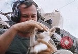 Standbild US-Soldaten laden Haubitzen und Hubschrauber während Betrieb Somerset Vietnam, 1968, aus Sekunde 55 historischem Filmmaterial Videoclip 65675026850