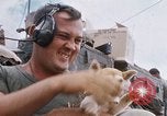 Standbild US-Soldaten laden Haubitzen und Hubschrauber während Betrieb Somerset Vietnam, 1968, aus Sekunde 56 historischem Filmmaterial Videoclip 65675026850